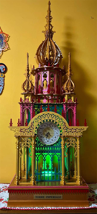 Horloge en bois découpé ornée dans un style indien