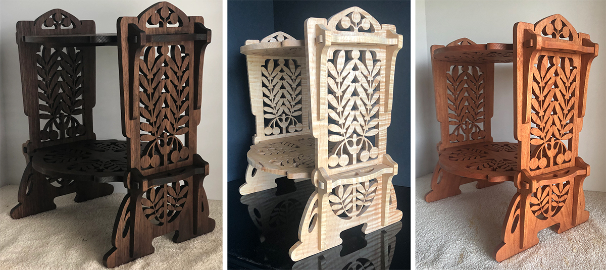 Modelo de madera calada de un soporte de cocina con dos estantes decorado con motivos florales